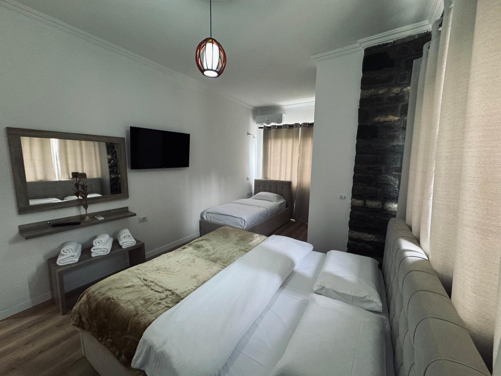 Kutal Park Inn Hotel Përmet エクステリア 写真