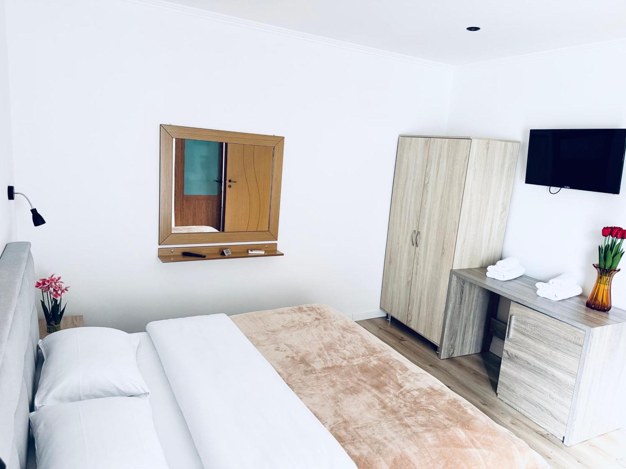 Kutal Park Inn Hotel Përmet エクステリア 写真
